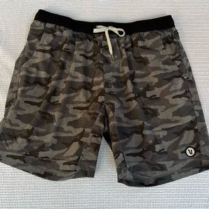 VUORI camouflage print shorts, size XL